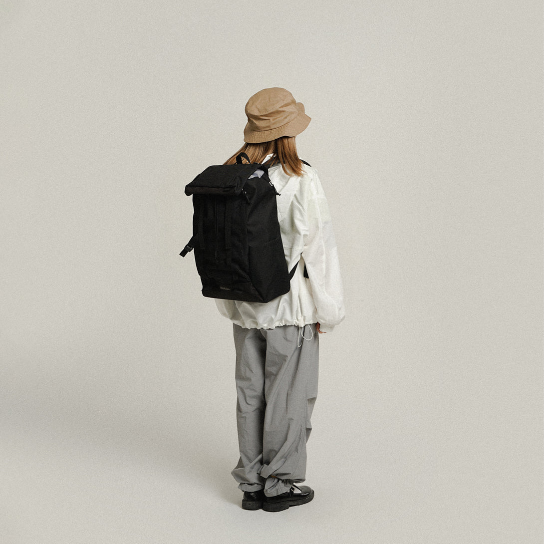 GIO - Utility Flap Backpack L - HELLOLULU LIVING SOLUTIONS. Charcoal Black