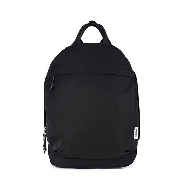 一位年輕專業人士在香港中環街頭背著 Hellolulu NOLAN 灰色日用雙肩背包。, Hellolulu NOLAN 日用雙肩背包平放展示其內部便利收納隔層口袋，包括筆電保護層和水瓶側袋。, Hellolulu NOLAN 雙肩背包男女款式的布料特寫，展示其環保再生聚酯纖維物料與防水塗層的精緻質感。