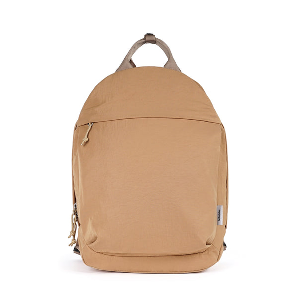 一位年輕專業人士在香港中環街頭背著 Hellolulu NOLAN 灰色日用雙肩背包。, Hellolulu NOLAN 日用雙肩背包平放展示其內部便利收納隔層口袋，包括筆電保護層和水瓶側袋。, Hellolulu NOLAN 雙肩背包男女款式的布料特寫，展示其環保再生聚酯纖維物料與防水塗層的精緻質感。