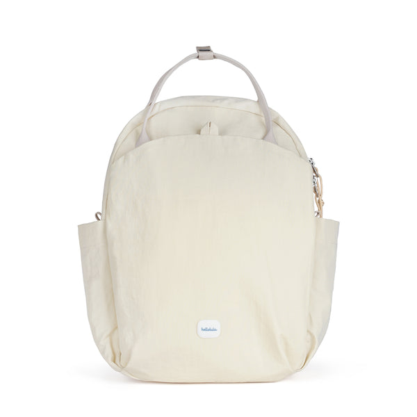 一位年輕專業人士背著淺灰色的 hellolulu 背包 MAYA 圓頂日常隨身背包走在香港街頭。, hellolulu MAYA 隨身袋的內部間隔特寫，展示可容納手提電腦和水瓶的收納空間。, 展示 hellolulu 背包的便利磁扣設計，輕鬆一拍即可關上袋口。