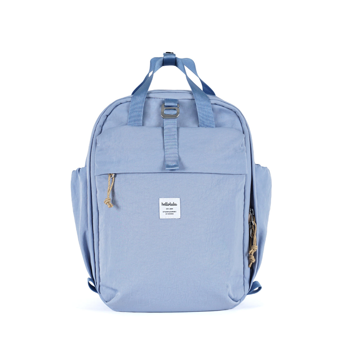 Hellolulu多功能日用雙肩包正面圖，展示其簡約設計與品牌標誌。, 一位年輕專業人士背著Hellolulu輕背包在香港中環街頭行走。, 打開的Hellolulu雙肩包，展示其大開口設計和內部多個收納隔層。