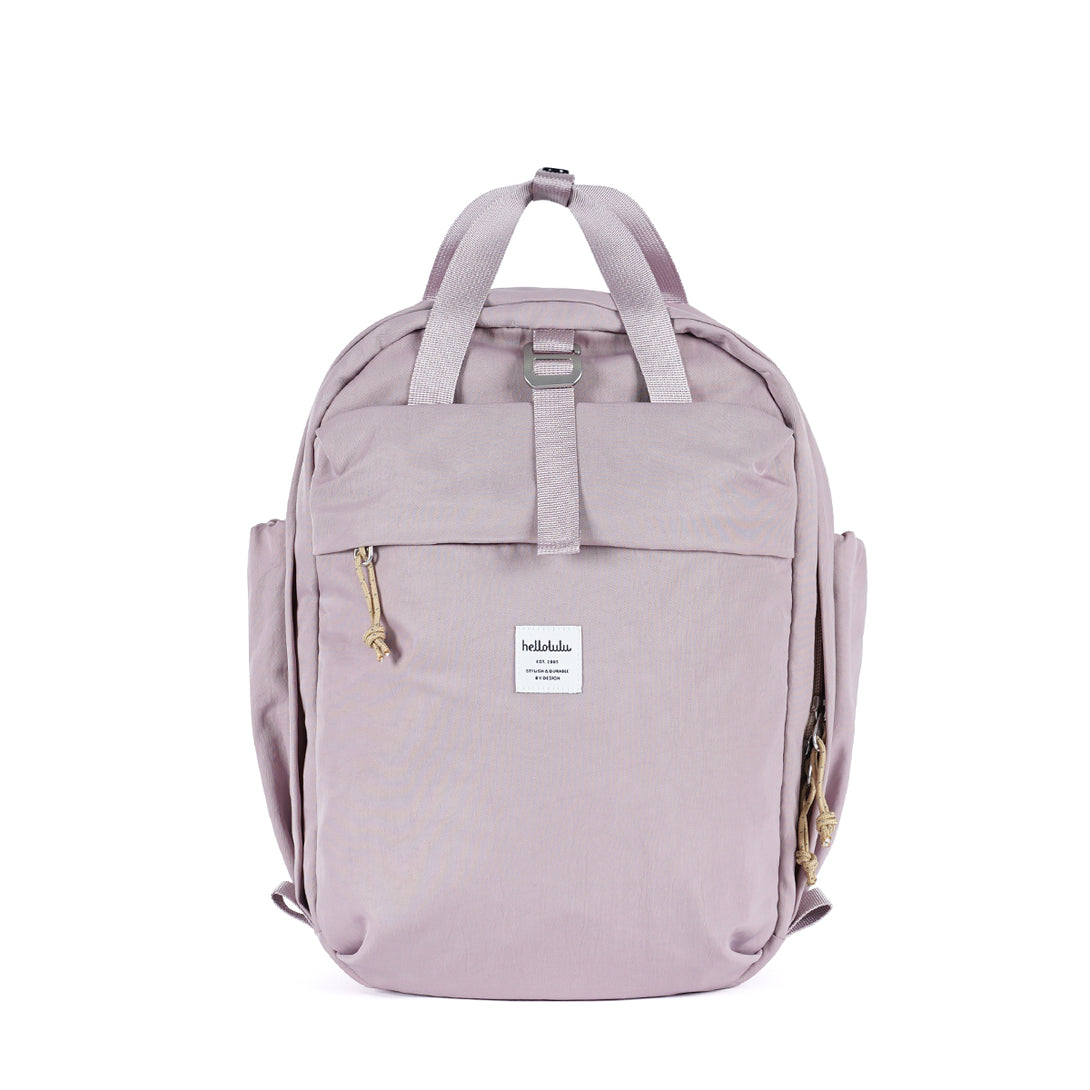 Hellolulu多功能日用雙肩包正面圖，展示其簡約設計與品牌標誌。, 一位年輕專業人士背著Hellolulu輕背包在香港中環街頭行走。, 打開的Hellolulu雙肩包，展示其大開口設計和內部多個收納隔層。
