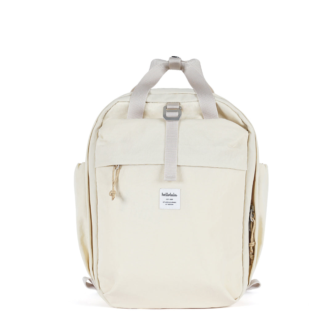 Hellolulu多功能日用雙肩包正面圖，展示其簡約設計與品牌標誌。, 一位年輕專業人士背著Hellolulu輕背包在香港中環街頭行走。, 打開的Hellolulu雙肩包，展示其大開口設計和內部多個收納隔層。
