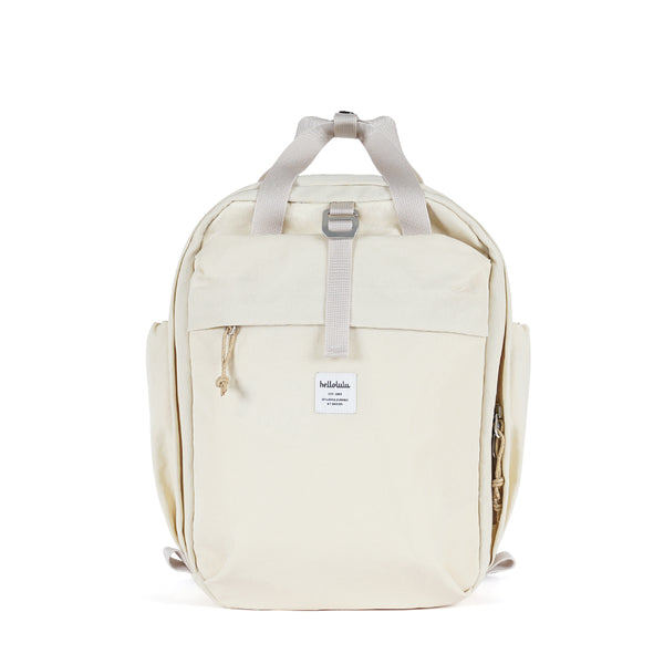 Hellolulu多功能日用雙肩包正面圖，展示其簡約設計與品牌標誌。, 一位年輕專業人士背著Hellolulu輕背包在香港中環街頭行走。, 打開的Hellolulu雙肩包，展示其大開口設計和內部多個收納隔層。