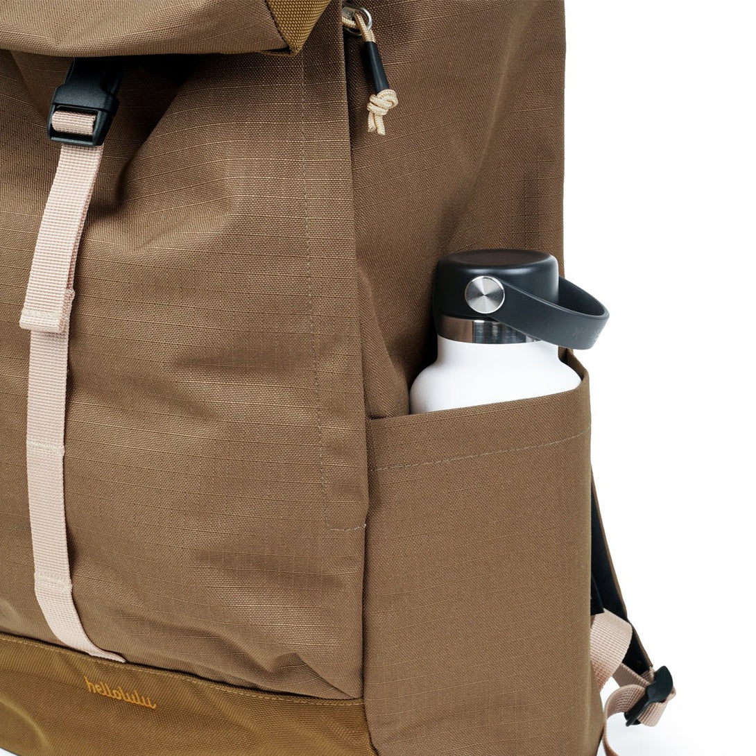 SARO - Utility Flap Backpack M - HELLOLULU LIVING SOLUTIONS. Charcoal Black